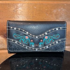 P&G Western Wallet NICE  roomy many pockets detail & bling tri fold